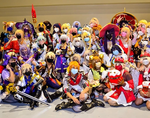 Een grote groep cosplayers, gekleed in levendige, gedetailleerde fantasiekostuums, poseert samen op een conventie. Velen dragen pruiken en maskers, wat zorgt voor een levendig, kleurrijk tafereel