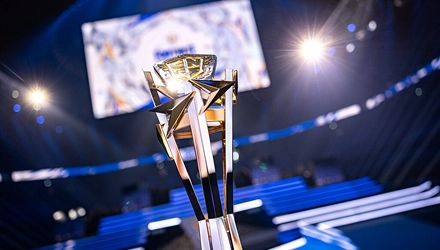 Een glanzende trofee met een hoekig, metalen ontwerp staat prominent in de felle schijnwerpers, tegen een wazige achtergrond van de arena, en straalt triomf en prestige uit