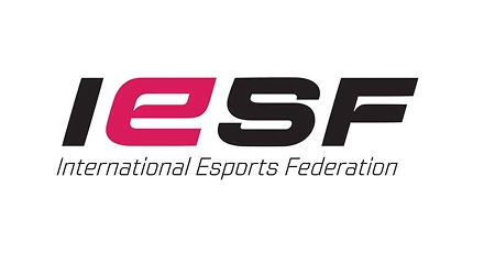 Het logo van de International Esports Federation met de woorden “IESF” in vetgedrukte zwarte letters en een roze “e”. De naam van de organisatie staat eronder in het zwart