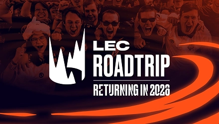 Een menigte enthousiaste fans juicht achter de tekst “LEC Roadtrip: Terug in 2024”, met dynamische oranje krullen en een logo op een donkere achtergrond